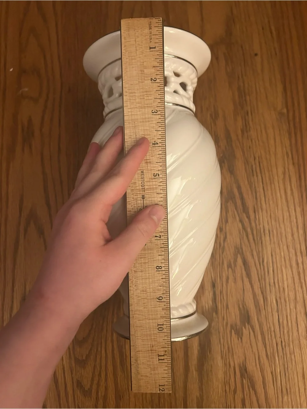 Lenox Latice Cream/White Classic Swirl Patterned Vase W/ Gold Colored Accents